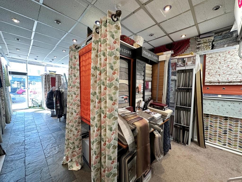 Lot: 26 - COMMERCIAL UNIT FOR INVESTMENT - Commercial unit shop floor with window walls to the front